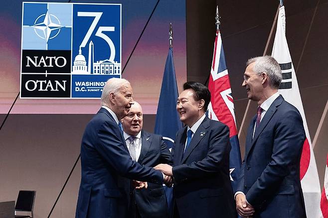 지난해 7월 11일 미국 워싱턴 DC에서 열린 나토 정상회의에서 윤석열 대통령이 조 바이든 대통령과 만나 대화를 하고 있다. /뉴시스