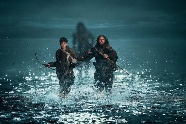 분노 바이러스 창궐 28년 후, 감염자들은 한층 더 강력하게 진화했다. 섬에 격리돼 살아가던 소년 스파이크(왼쪽·앨피 윌리엄스)는 생애 처음으로 본토에 발을 들인 뒤, 감염자들에게 쫓기며 사투를 벌인다./소니 픽쳐스