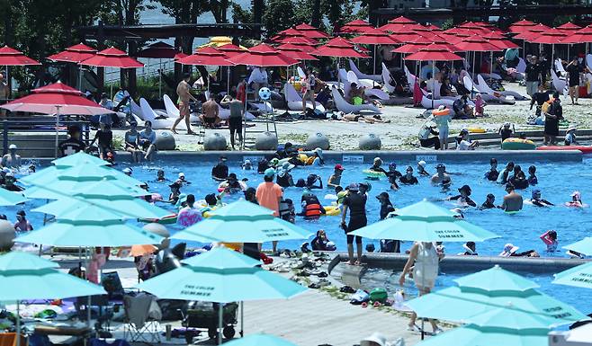 무더운 날씨를 보인 지난 22일 서울 광진구 뚝섬야외수영장에서 시민들이 즐거운 시간을 보내고 있다. /뉴스1