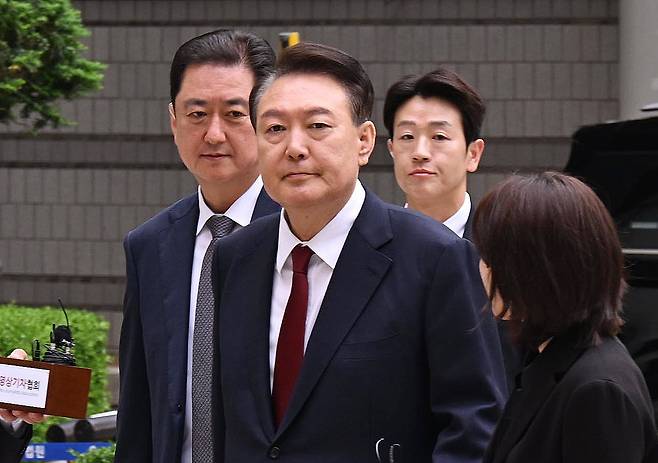 내란 우두머리 등 혐의를 받는 윤석열 전 대통령이 지난 5월 19일 오전 서울 서초구 중앙지방법원에 출석하고 있다. /뉴스1