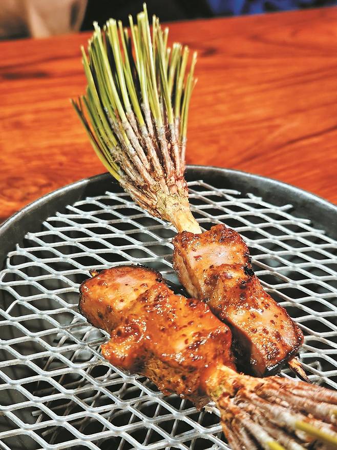 솔가지에 끼워 구운 양 목살. /김성윤 기자