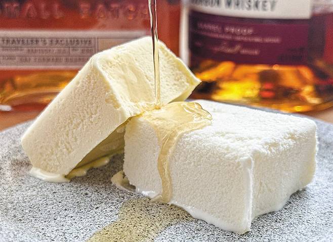 바닐라 아이스크림에 버번 위스키를 부은 디저트 ‘버번 선디(Bourbon Sundae)’. /김지호 기자