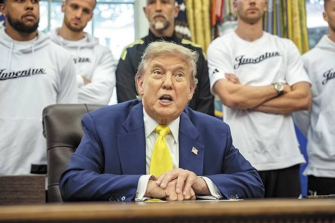 도널드 트럼프 미국 대통령이 지난 18일 백악관 집무실에서 클럽 월드컵 대회 참가차 미국을 방문한 이탈리아 프로 축구팀 유벤투스 선수들과 대화하고 있다. /EPA 연합뉴스