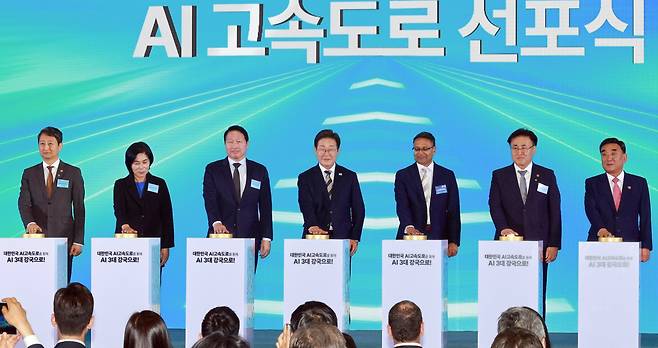 SK그룹과 아마존웹서비스(AWS)가 약 7조원을 투자해 울산에 구축하는 ‘인공지능(AI) 데이터센터’의 출범식이 20일 울산전시컨벤션센터에서 열렸다. 이재명(가운데) 대통령은 행사에서 “경부고속도로가 대한민국 산업화 성공을 이끌었듯 AI 대전환의 성공을 이끌 AI 시대의 고속도로를 구축하겠다”고 말했다. 왼쪽부터 최민희 국회 과학기술정보방송통신위원장, 최태원 SK그룹 회장, 이 대통령, 프라사드 칼야나라만 AWS 인프라 총괄 대표, 유상임 과학기술정보통신부 장관./뉴시스