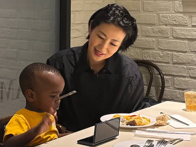 9일 김예분 더브릿지 단장(오른쪽)과 우간다 출신 마야의 막내아들 카이로./ 최혜승 기자