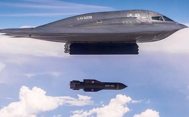 B-2 스텔스 폭격기의 벙커버스터(GBU-57) 투하 훈련 모습. /미 공군