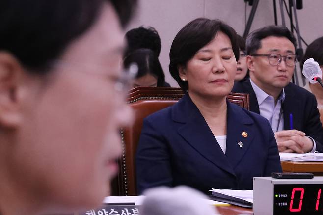 이재명정부의 장관 인선에서 유임된 송미령 농림축산식품부 장관이 23일 국회에서 열린 농림축산식품해양수산위원회 전체회의에 참석, 진보당 전종덕 의원의 발언을 경청하고 있다. /남강호 기자