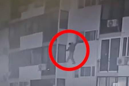 지난달 27일 자정쯤 안동의 한 아파트 3층  베란다로 괴한이 침입하고 있다. 괴한이 복도 창문을 통해 침입까지 시간은 단 15초였다. /독자 제공