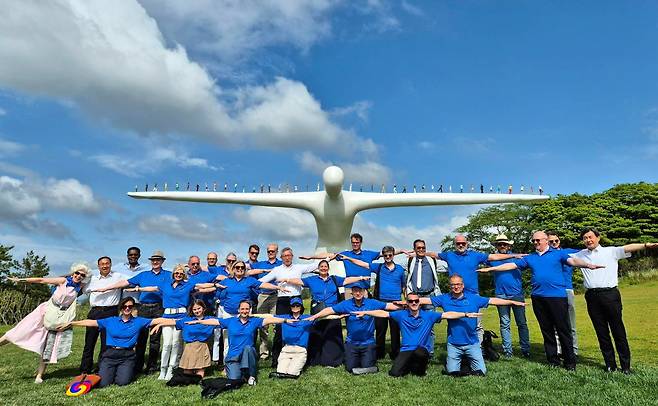 주한 유럽연합(EU) 대사단이 지난 19일 전남 해남 솔라시도를 방문해 산이정원의 조형물 '브릿지맨' 앞에서 기념촬영을 하고 있다./BS그룹 제공