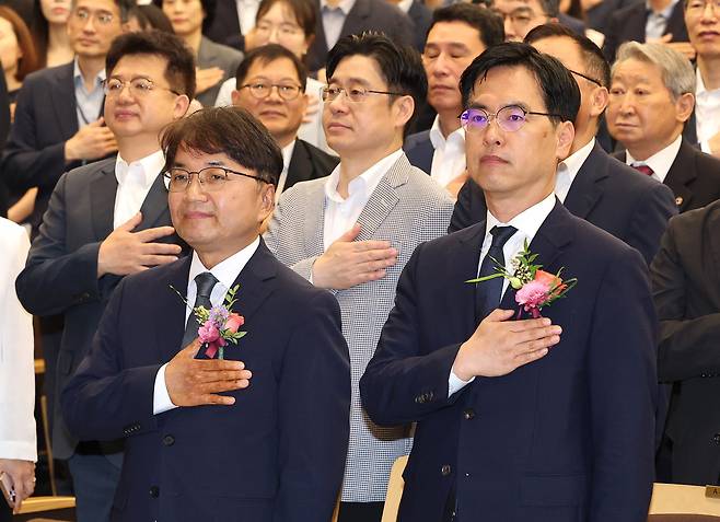 김민재 행정안전부 차관(오른쪽)과 김광용 재난안전관리본부장이 23일 정부세종청사 민원동 대강당에서 열린 취임식에서 국기에 경례하고 있다. /연합뉴스