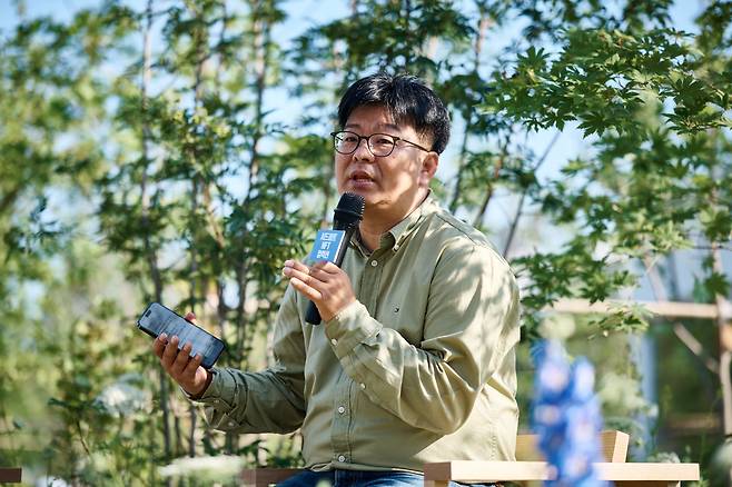 정재승 카이스트 뇌인지과학과 교수가 ‘자연의 환대, 치유와 돌봄’을 주제로 강연을 하고 있다. /환경재단