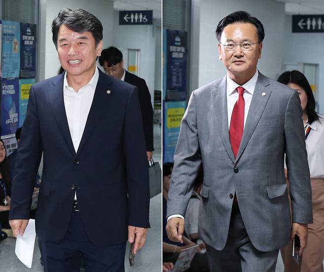 더불어민주당 문진석(왼쪽), 국민의힘 유상범 원내수석부대표가 23일 오후 서울 여의도 국회의원회관에서 본회의 일정 조정과 상임위원장 배분 협상 관련 회동을 위해 각각 입장하고 있다. /뉴스1