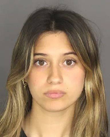 3개월간 14세 소년에게 자신의 누드 사진을 지속적으로 전송한 여성 교직원 아나마리아 밀라조. /미국 셰먼 카운티 보안관실·뉴스1