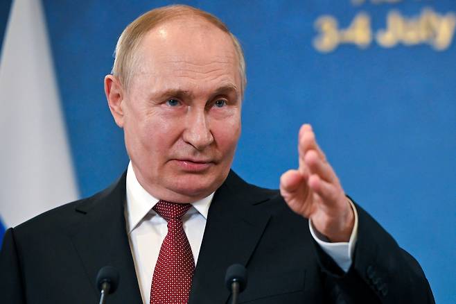 블라디미르 푸틴 러시아 대통령은 23일(현지시각) 압바스 아락치 이란 외무장관을 접견하고 "미국의 공격은 정당한 이유 없는 침공"이라고 비판했다. 사진은 2024년 7월 4일(현지시간) 카자흐스탄 아스타나에서 열린 상하이협력기구(SCO) 정상회의 참석 후 기자회견하는 모습. /연합뉴스