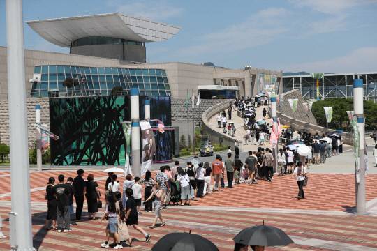 전시 마지막 날인 22일 오후 대전 서구 만년동 대전시립미술관 '불멸의 화가 반 고흐 in 대전' 전시장 앞에 관람객들의 긴 줄이 이어지며 끝자락까지 뜨거운 관심을 보여주고 있다. 김영태 기자
