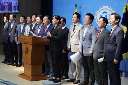 국민의힘 박덕흠, 성일종 의원 등 충청권 의원 및 당협위원장들이 23일 서울 여의도 국회 소통관에서 해양수산부 부산 이전을 반대하는 성명서를 발표하고 있다. 연합뉴스