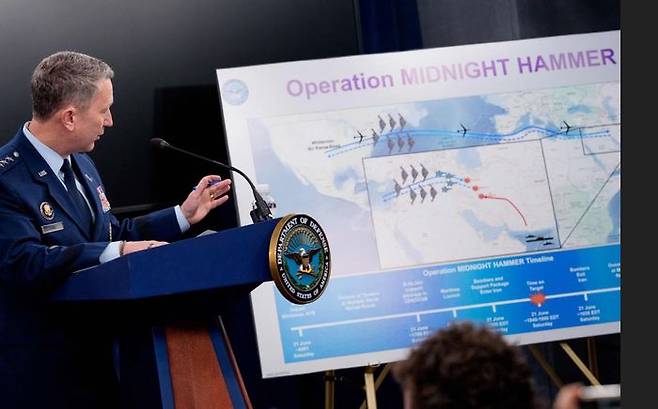 댄 케인 합참의장이 22일(현지시간) 미 워싱턴DC 인근 국방부 청사에서 이란 공습 작전에 대해 브리핑을 하고 있다. ⓒ AP/연합뉴스