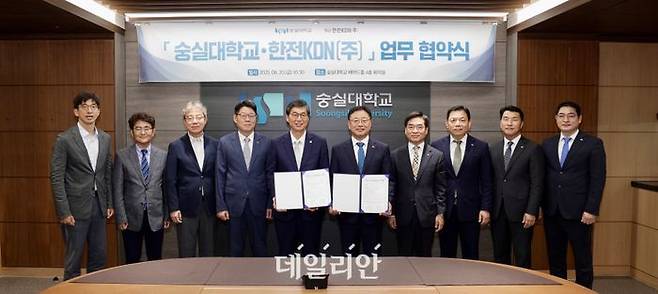 한전KDN은 숭실대학교와 20일 숭실대학교 베어드홀에서 '국가 탄소중립 실현을 선도할 에너지ICT 인재육성'을 위한 상호 업무협약을 체결했다.ⓒ한전KDN