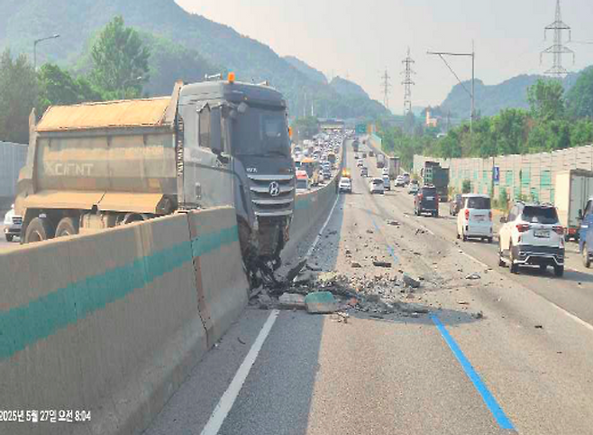 최근 고속도로에서 기온 상승과 장거리 운행 등으로 타이어가 과열되거나 내부 압력이 상승해 주행 중 타이어가 파손되는 사고 사례가 늘고 있다.ⓒ한국도로공사