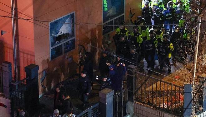 내란 우두머리 혐의를 받는 윤석열 전 대통령의 구속영장이 발부된 지난 1월19일 오전 서울 마포구 서울서부지방법원 후문에서 경찰 기동대원들이 경내로 침입한 윤 대통령 지지자들을 내보내고 있다. ⓒ연합뉴