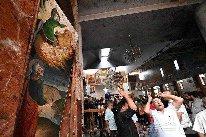 시리아 다마스쿠스 마르 엘리아스 교회에서 자살폭탄 테러가 발생한 뒤, 파편과 핏자국으로 가득한 내부 모습이 공개됐다. (© 뉴스1)