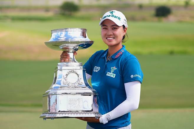 이민지가 23일 미국 텍사스주 프리스코 필즈랜치 이스트 코스에서 열린 미국여자프로골프(LPGA)투어 KPMG 위민스 PGA 챔피언십 정상에 올라 트로피를 들고 확짝 웃고 있다. 이민지는 최종 합계 4언더파 284타를 기록, 20개월 만에 우승하며 LPGA 통산 11번째 우승컵을 들어 올렸다. 프리스코=AP 뉴시스