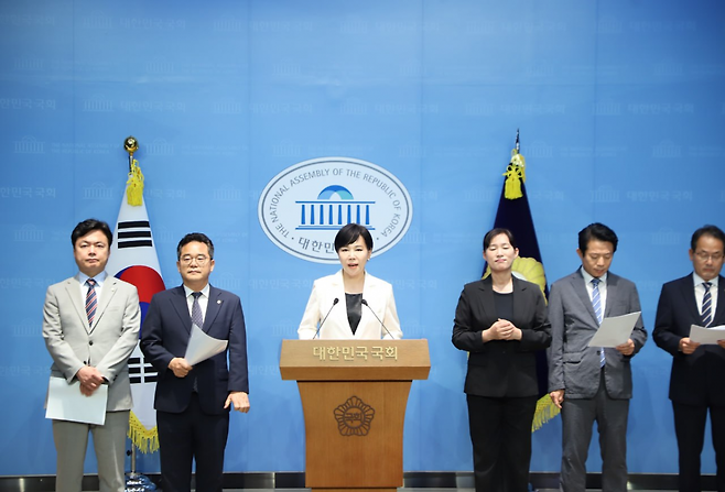 더불어민주당 소속 국회 정무위원회 위원들이 23일 국회에서 기자회견을 열고 “국민권익위원회는 윤석열 정권의 비상계엄에 저항한 권익위 상임위원들에 대한 징계를 당장 철회하라”고 촉구하고 있다.