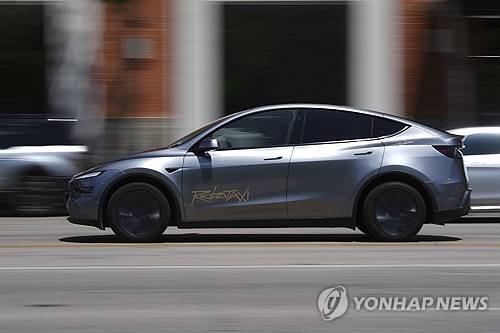 시범 운행 중인 테슬라 로보택시. 오스틴(미 텍사스주) AP=연합뉴스