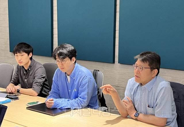 사진 오른쪽부터 우운택 교수, 하태욱 학생, 송하일 학생. 유니티 제공