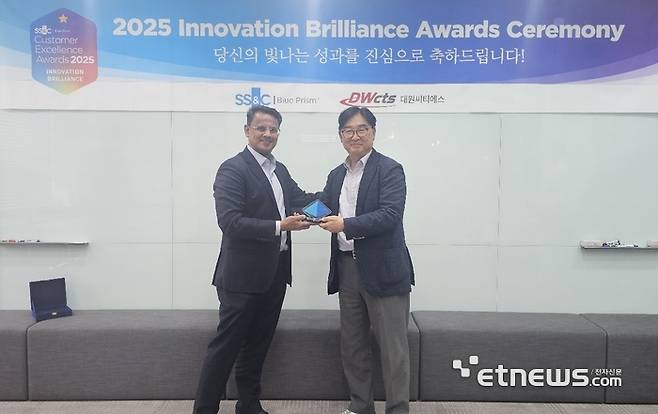 서니 사하 SS&C 블루프리즘 수석 부사장 겸 APAC 제너럴 매니저가 하성원 대원씨티에스 대표(오른쪽)에게 트로피를 전달하고 있다.