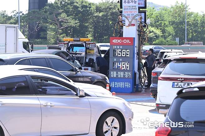 미국이 지난 주말 이란 핵시설을 공습하고 이란이 세계 주요 원유 수송로인 호르무즈 해협 봉쇄에 나설 것이란 우려로 국제유가가 3% 넘게 급등했다. 23일 서울 만남의광장 주유소에서 주유를 하기 위해 차량들이 줄지어 서 있다. 박지호기자 jihopress@etnews.com