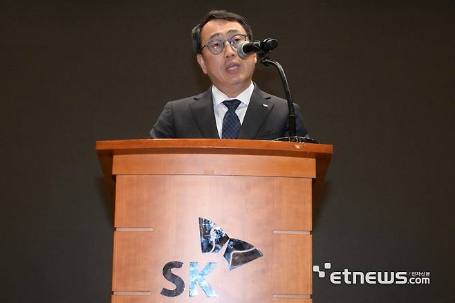 유영상 SK텔레콤 대표가 지난 4월 유심 해킹 사고와 관련해 사과문을 발표하고 있다.