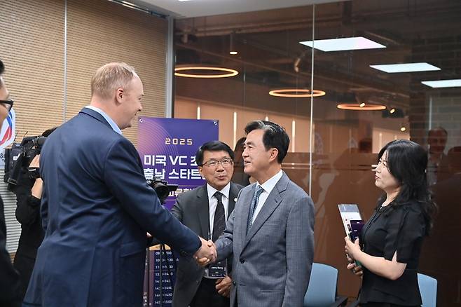 김태흠 충남 지사가 이안 버그만 알케미스트AC 파트너(왼쪽)와 '미국 투자자 초청 충남 스타트업 투자 교류회'에서 인사를 나누고 있다.