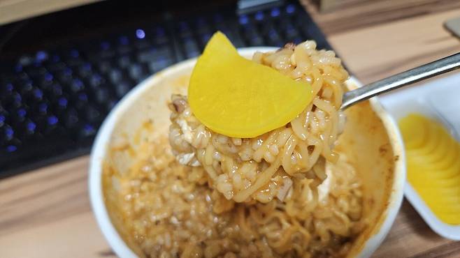 20250623_015823.jpg 저녁 신라면 레드 컵으로 라죽