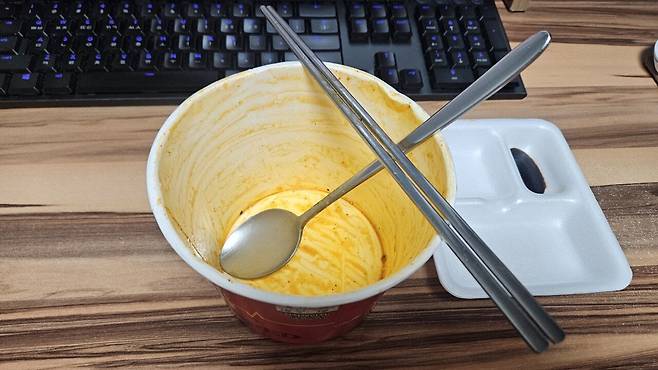 20250623_020553.jpg 저녁 신라면 레드 컵으로 라죽