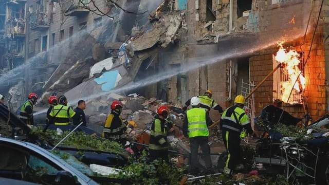 오늘 키예프에서 러시아 공격으로 7명 사망한 현장.jpg