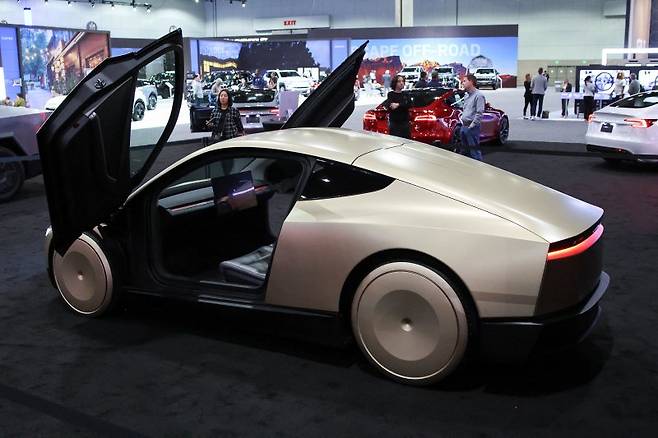 지난해 11월 21일 미국 캘리포니아주 로스앤젤레스에서 촬영된 테슬라의 로보택시 전용 차량 '사이버캡'.로이터연합뉴스