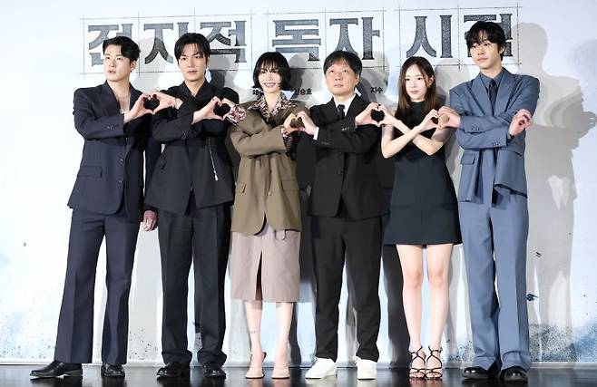 배우 신승호(왼쪽부터), 이민호, 나나, 김병우 감독, 채수빈, 안효섭이 지난 17일 서울 광진구 롯데시네마 건대입구에서 열린 영화 '전지적 독자 시점' 제작보고회에 참석해 포즈를 취하고 있다. 롯데엔터테인먼트 제공