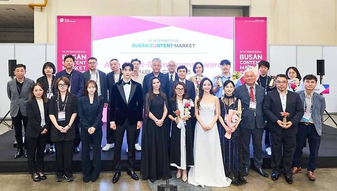 지난달 28일 벡스코에서 '2025 부산콘텐츠마켓'의 '아시아 숏폼 드라마 어워즈'가 열린 가운데 수상자와 시상자들이 함께 기념촬영하고 있다 부산콘텐츠마켓 조직위원회 제공