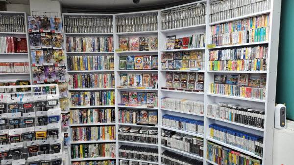 명불허전이다. 슈퍼패미콤 팩들과 게임보이 어드밴스 팩들이 눈에 들어온다