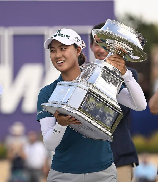 양희영, 김효주, 방신실, 최혜진, 리디아 고, 고진영, 윤이나, 전인지, 넬리 코다, 황유민, 김아림, 박성현, 이정은6, 김세영, 유해란 프로 등이 출전한 2025년 미국여자프로골프(LPGA) 투어 메이저 골프대회 KPMG 위민스 PGA챔피언십 우승을 차지한 교포 선수 이민지 프로가 우승 트로피를 들고 기뻐하는 모습이다. 사진제공=2025 PGA of America