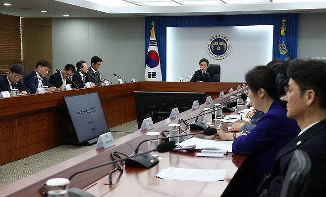 이재명 대통령이 23일 용산 대통령실에서 제1차 수석보좌관회의를 주재하고 있다. 2025.6.23(저작권자(c) 연합뉴스, 무단 전재-재배포 금지)