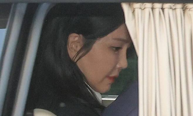 윤석열 전 대통령 부인 김건희 여사가 헌법재판소 파면 선고 후 7일 만인 지난 4월11월 오후 서울 용산구 한남동 관저를 떠나고 있다. 공동취재사진