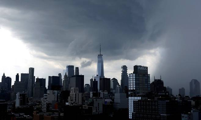 지난 19일(현지시각) 미국 뉴욕시에서 9·11 사태 이후 새로 지어진 원 월드 트레이드 센터와 맨해튼 스카이라인 주변으로 구름이 몰려들고 있다. 사진 UPI 연합뉴스