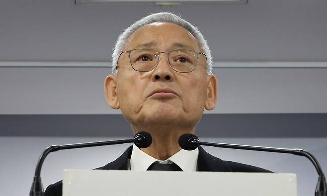 유인촌 문화체육관광부 장관이 지난해 12월 10일 서울 종로구 정부서울청사에서 정부 대변인 자격으로 ‘국민께 드리는 당부 말씀’을 발표하고 있다. 연합뉴스