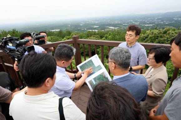 지난 19일 제주 서귀포시 성산읍 대수산봉에서 제2공항 건설사업 환경영향평가협의회 위원들이 예정지를 둘러보고 있다. 연합뉴스