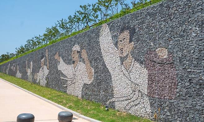 전북 정읍시 동학농민혁명기념공원에 있는 ‘농민의 벽’ 조형물. 동학농민혁명기념재단 제공