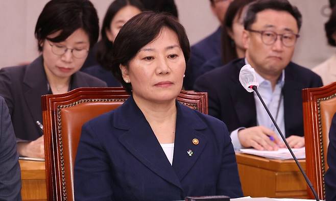 장관 인선에서 ‘유임’된 송미령 농림축산식품부 장관이 23일 국회에서 열린 농림축산식품해양수산위원회 전체회의에 참석해 있다. 연합뉴스