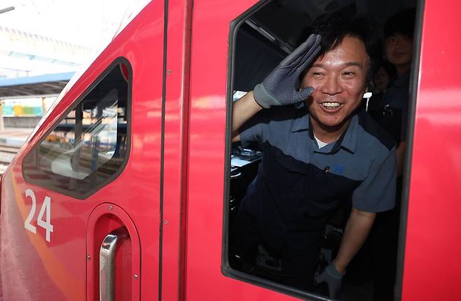 김영훈 고용노동부 장관 후보자가 23일 경북 김천역에서 ITX-마음 열차를 운행하기 위해 열차에 탑승해 배웅 나온 역무원에게 인사하고 있다. 김 후보자는 현직 한국철도공사(코레일) 기관사이며, 전 전국민주노동조합총연맹(민주노총) 위원장이다. 연합뉴스