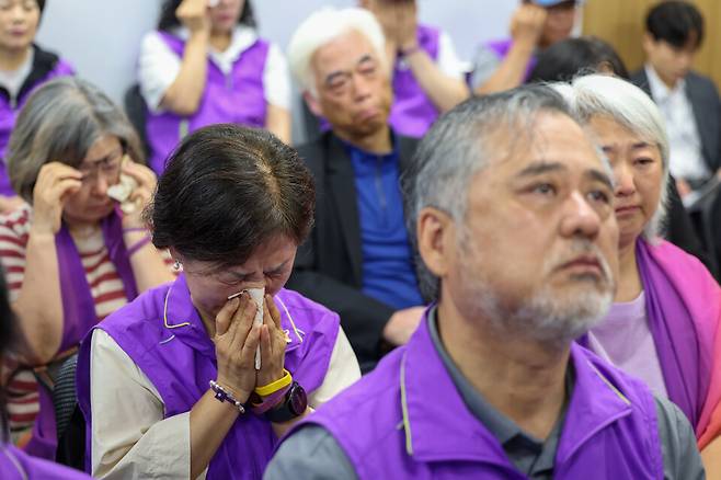 10·29 이태원참사 유가족들이 2025년 6월17일 서울 중구 10·29이태원참사 특별조사위원회 대회의실에서 열린 제27차 위원회 회의를 방청하며 눈물 흘리고 있다. 한겨레 김영원 기자 forever@hani.co.kr